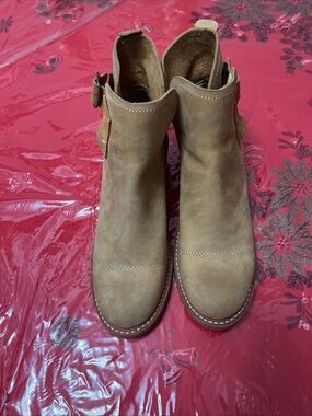 Timberland Boot Company tan Suede Ankle boots Women Size 8M  Excellent Condition